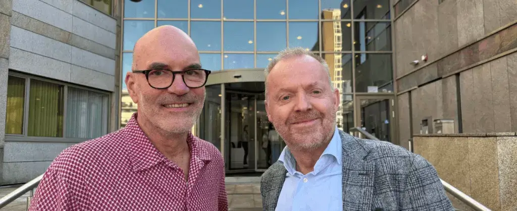 Markus Schmid en Anton Mink voor het gemeentehuis.
