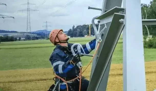Man die in een elektriciteitsmast klimt