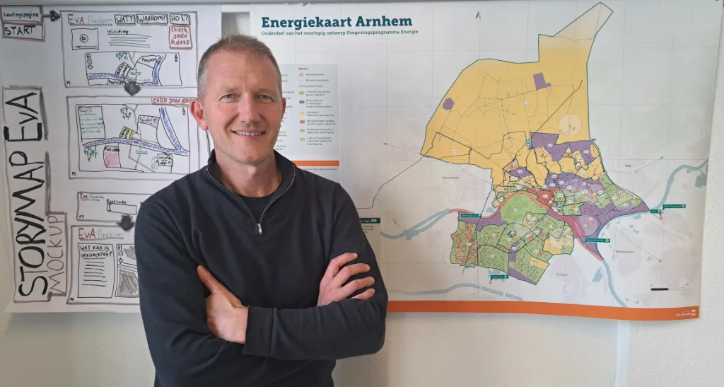 Richard Kaper die voor de kaart "Energieregio Arnhem" staat