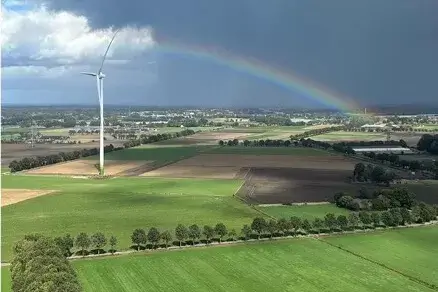 Zuidenwind, foto met regenboog windmolen en landschap